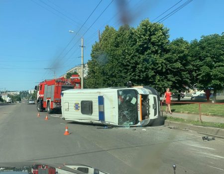 ДТП у Кропивницькому: перекинулася “швидка” та зіштовхнулися три автівки. ФОТО