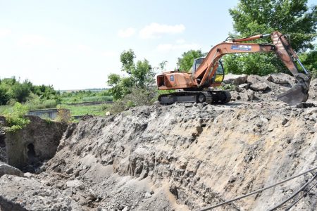 У Благовіщенську ремонтують зруйновану негодою дамбу, що сполучала два кінця селища. ФОТО