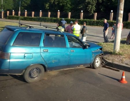 У Кропивницькому зіштовхнулись автівки ВАЗ, є постраждалий. ФОТО