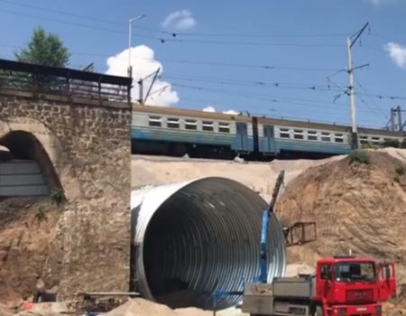 Сьогодні в Кропивницькому відновили рух потягів,  призупинений на час будівництва арки. ВІДЕО