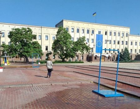 На площі Героїв Майдану в Кропивницькому встановили водорозпилювальні рамки. ФОТО