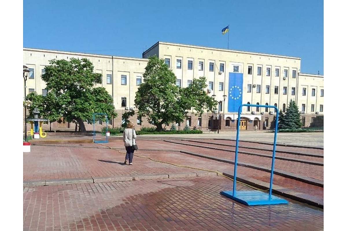 На площі Героїв Майдану в Кропивницькому встановили водорозпилювальні рамки. ФОТО