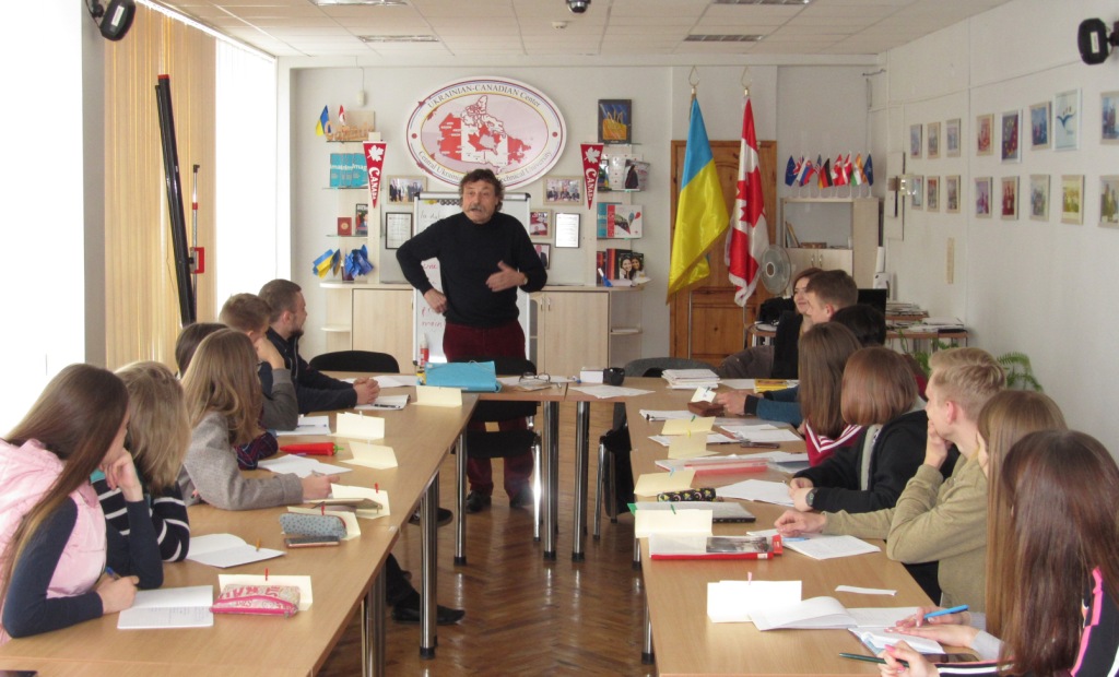 Як французькі волонтери навчають студентів Кропивницького іноземній мові