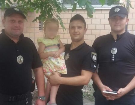 На Кіровоградщині поліцейські врятували дівчинку, що ледве не впала з 5-го поверху. ФОТО
