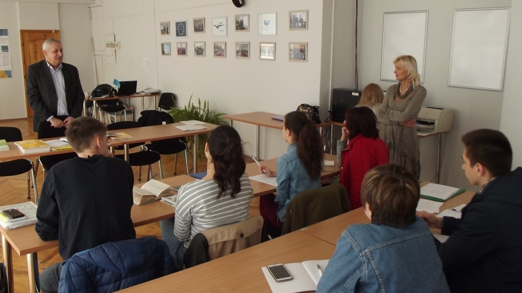 Як французькі волонтери навчають студентів Кропивницького іноземній мові