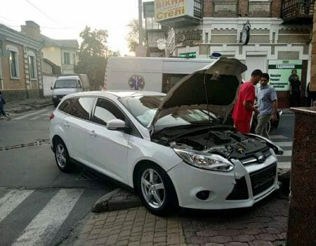 ДТП у Кропивницькому: Зіткнулися автомобіль FORD і швидка. ФОТО