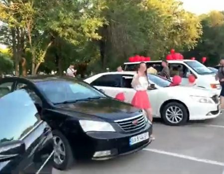У Кропивницькому відбувся автопробіг на підтримку однієї з партій. ВІДЕО