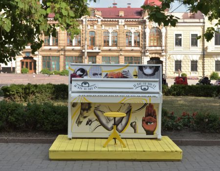 Оновлене вуличне піаніно з’явилося у Кропивницькому на новій локації. ФОТО