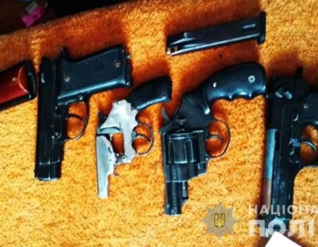 У жителів Кіровоградщини вдома знайшли зброю та наркотики