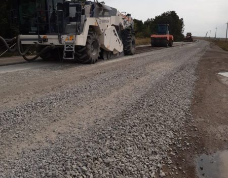 На ділянці дороги М-12 триває облаштування узбіч