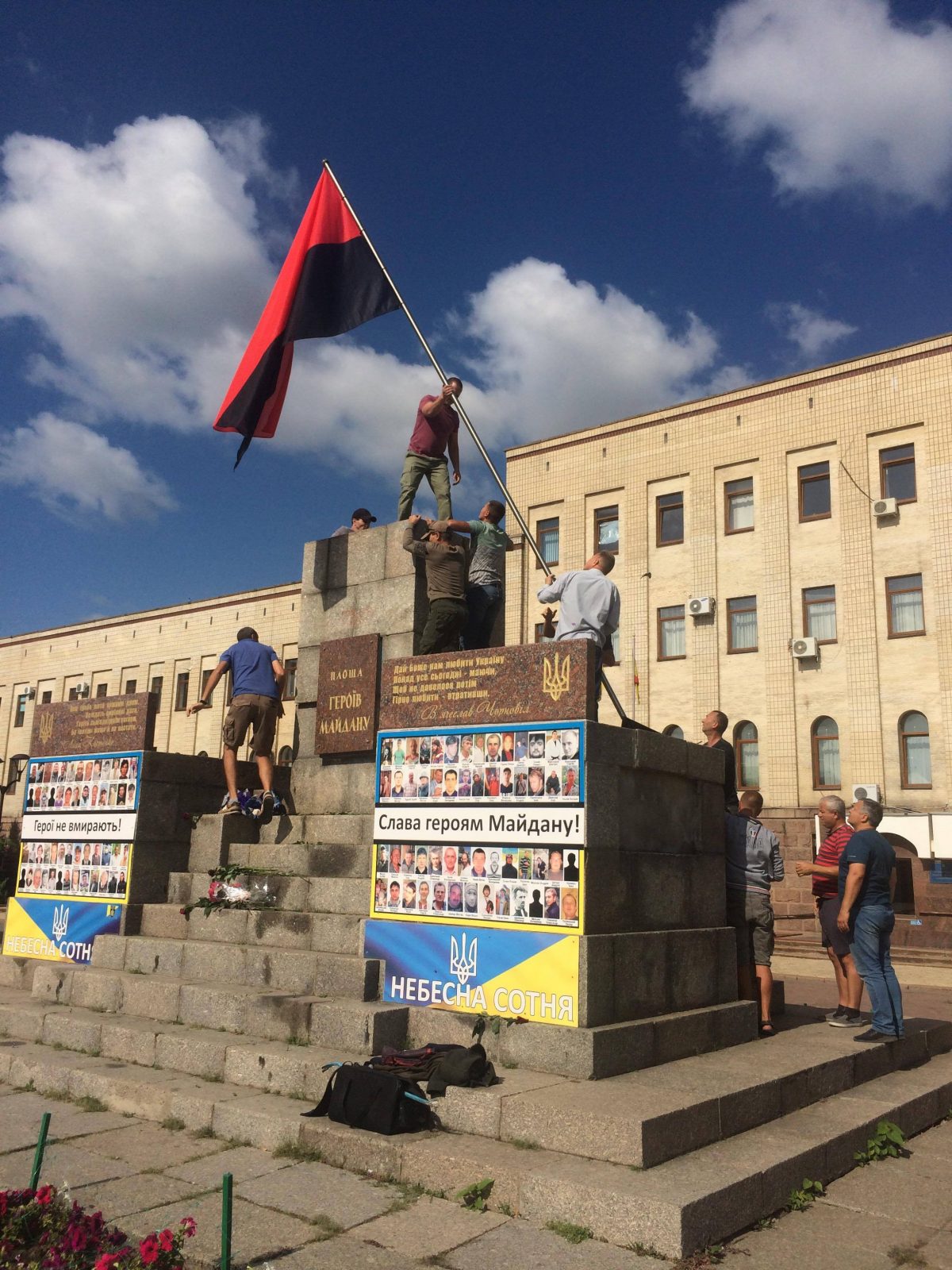 На центральній площі Кропивницького оновили прапор на честь річниці окремої роти 17-го батальйону. ФОТО