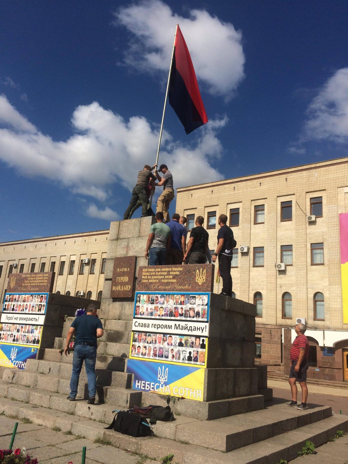 На центральній площі Кропивницького оновили прапор на честь річниці окремої роти 17-го батальйону. ФОТО