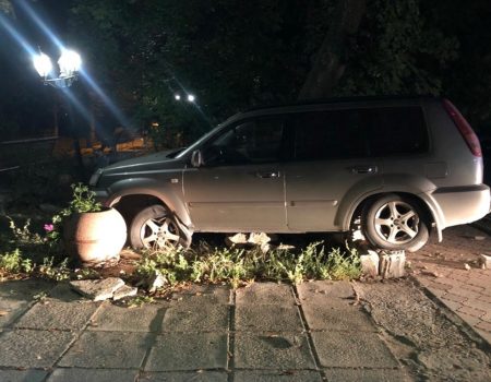 На Кіровоградщині водій не впорався з кермуванням і зніс кам’яно-бетонний паркан