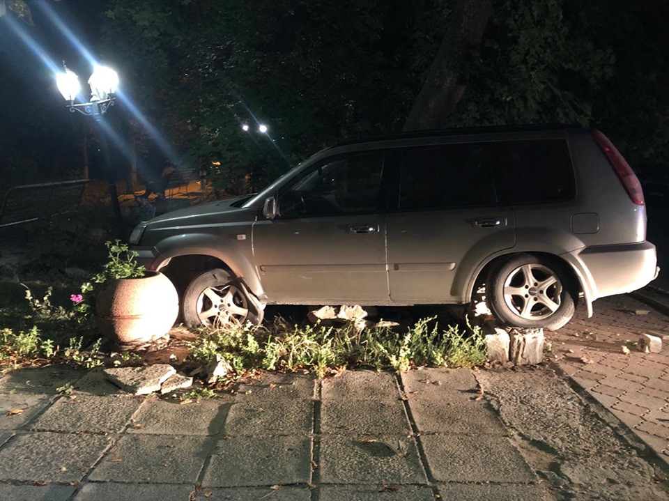 На Кіровоградщині водій не впорався з кермуванням і зніс кам&#8217;яно-бетонний паркан