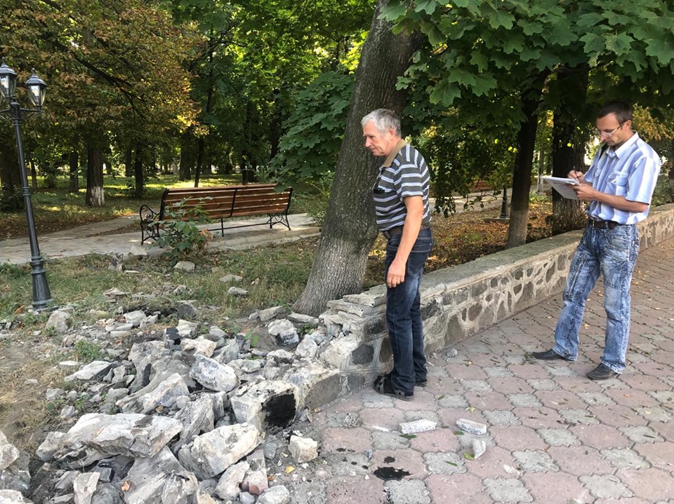 На Кіровоградщині водій не впорався з кермуванням і зніс кам&#8217;яно-бетонний паркан
