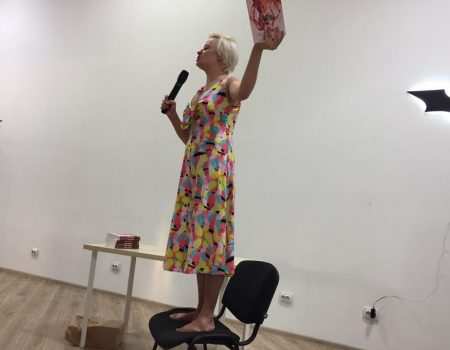 Поетеса Олександра Гонтар презентувала свою авторську збірку «Жери землю» у Кропивницькому