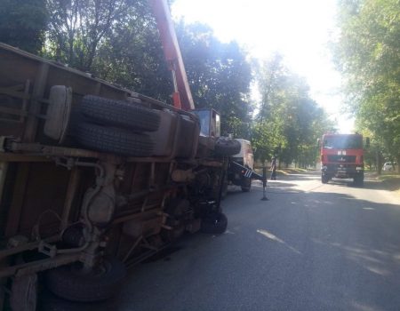 У Кропивницькому внаслідок ДТП перекинулася автівка. ФОТО