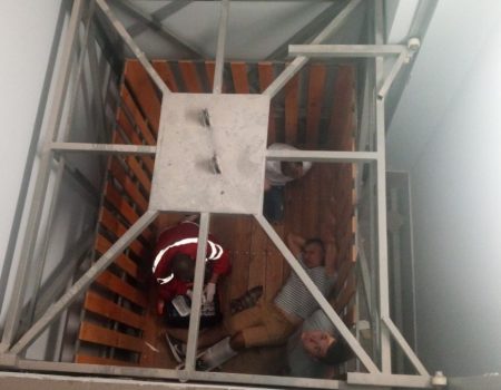 Двох людей у Гайвороні госпіталізували через падіння вантажного ліфта. ФОТО