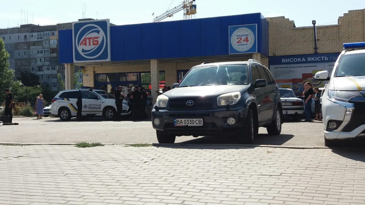 У Кропивницькому затримали чоловіка, який погрожував у магазині &#8220;гранатометом&#8221;. ФОТО