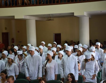 У Донецькому медуніверситеті пройшла церемонія посвяти в студенти. ФОТО