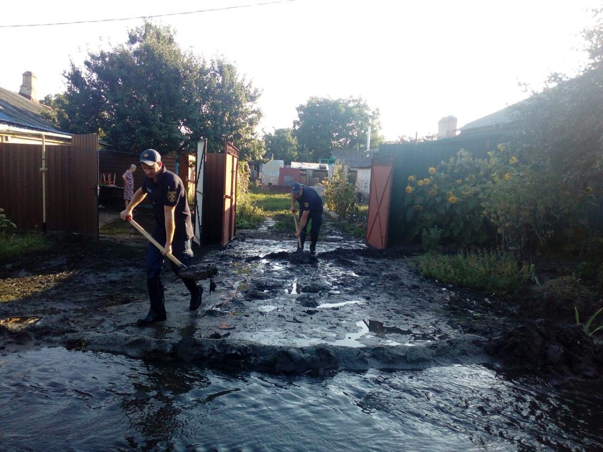 Рятувальники відкачали каналізаційні води по вулиці Херсонській в Кропивницькому