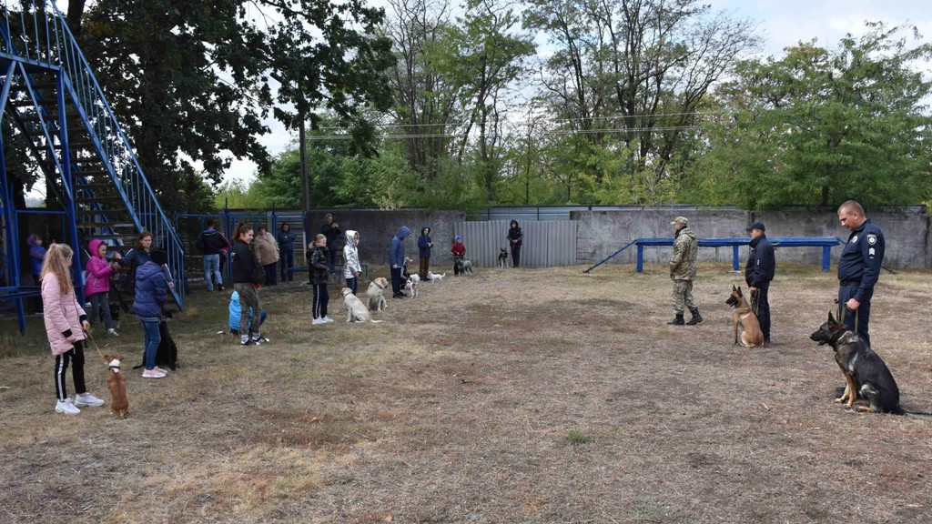 У Кропивницькому поліцейські провели для дітей заняття гуртка &#8220;Юний кінолог&#8221;. ФОТО
