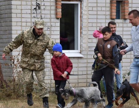 У Кропивницькому поліцейські провели для дітей заняття гуртка “Юний кінолог”. ФОТО