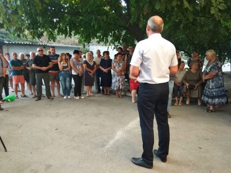 Жителі проти мийки і торгового закладу біля будинків по вулиці Кропивницького