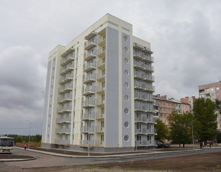 У Кропивницькому урочисто вручили ключі новоселам багатоповерхівки зведеної коштом міста. ФОТО