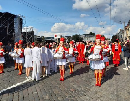 Танцювальні колективи привітали кропивничан з Днем міста парадом. ФОТО