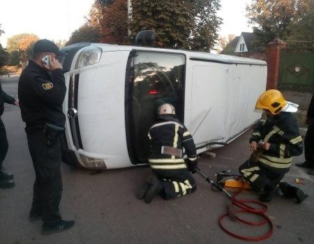 Водій і пасажир виявилися заблокованими в мікроавтобусі, що перекинувся в Олександрії. ФОТО