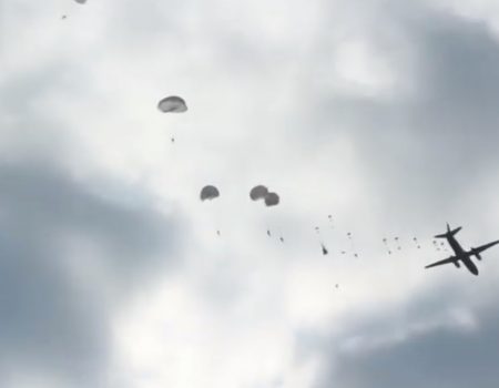 Кропивницькі спецпризначенці показали тренування стрибків з парашутом. ВІДЕО