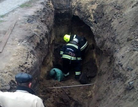 В Олександрії під час земляних робіт засипало чоловіка. ФОТО. ВІДЕО