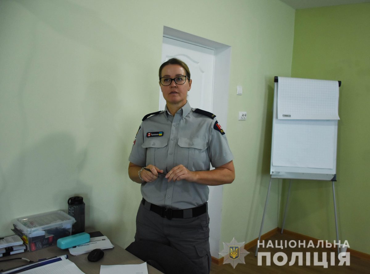 На Кіровоградщині канадці вчать поліцейських, як протидіяти домашньому насильству. ФОТО