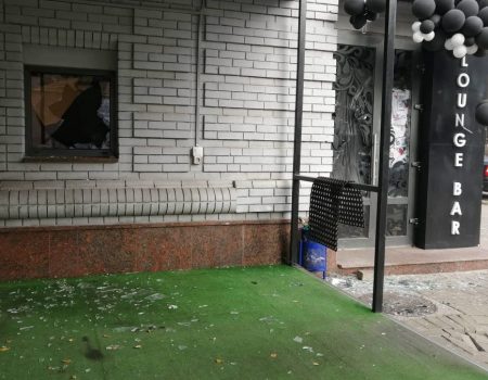 У центрі Кропивницького невідомі в масках розгромили ресторан. ФОТО