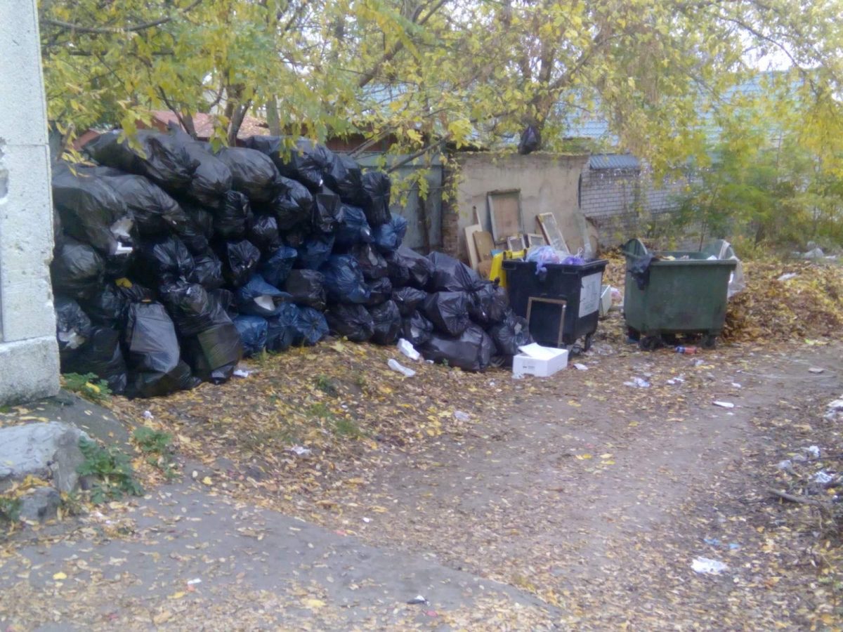 &#8220;Екостайл&#8221; відстає від графіка вивезення сміття через опале листя. ФОТО