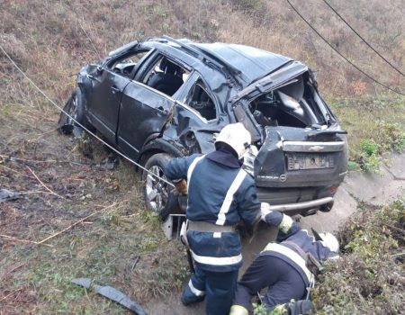 Смертельна ДТП на Кіровоградщині: автомобіль злетів із мосту на залізничні колії. ФОТО