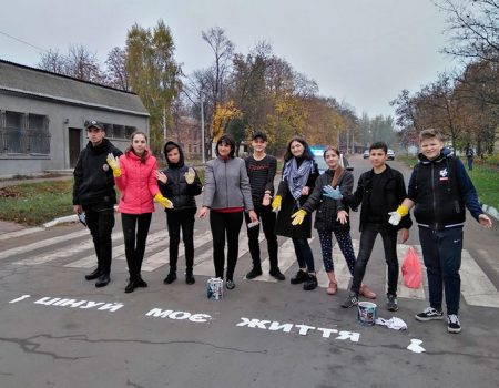 У Новоукраїнці на проїжджій частині з’явилися слогани безпеки. ФОТО