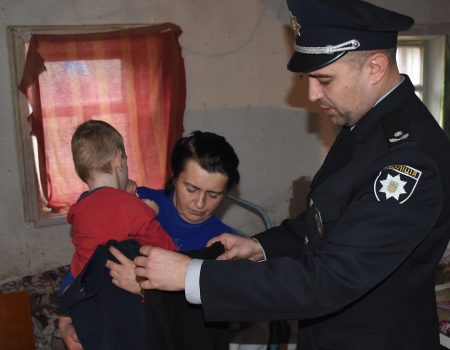Правоохоронці передали дитячий одяг родинам Кропивницького району, які потребують допомоги