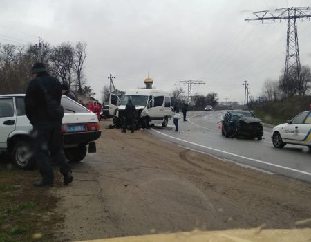 На Кіровоградщині мікроавтобус зіштовхнувся з легковиком, є постраждалі