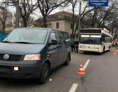 У Кропивницькому тролейбус зіштовхнувся з автівкою Volkswagen. ФОТО