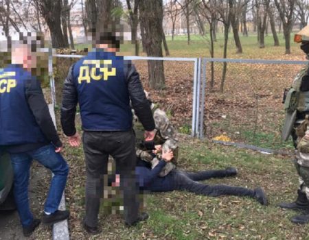 Двох жителів Кіровоградщини затримали за “вибивання” коштів. ФОТО