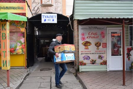 Кропивницький: підприємець, який незаконно торгує яблуками, зберігає їх в громадському туалеті. ФОТО