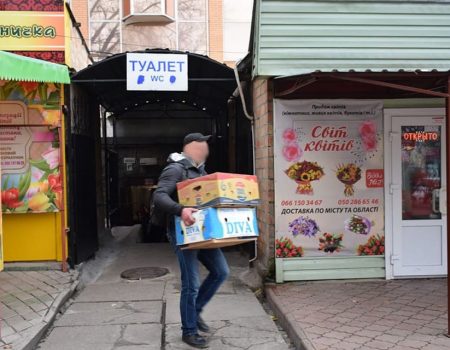 У торговця яблуками, який зберігає їх в громадському туалеті, виявили зброю