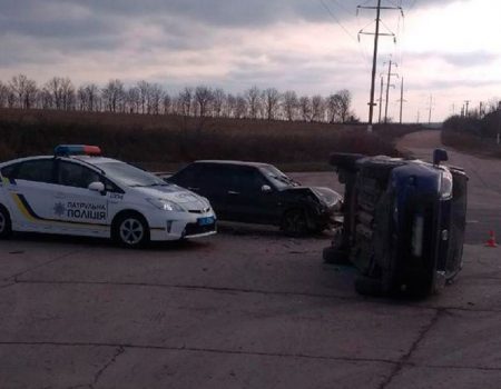 На Кіровоградщині внаслідок ДТП перекинулася автівка