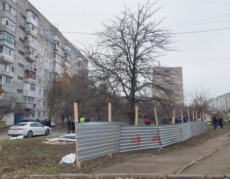 Підприємцю, який хоче будувати на подвір’ї багатоповерхівки, не дозволили знести зелені насадження