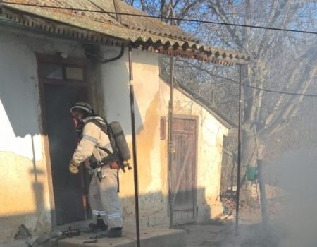 У Гайвороні рятувальники евакуювали чоловіка з будинку, де сталася пожежа