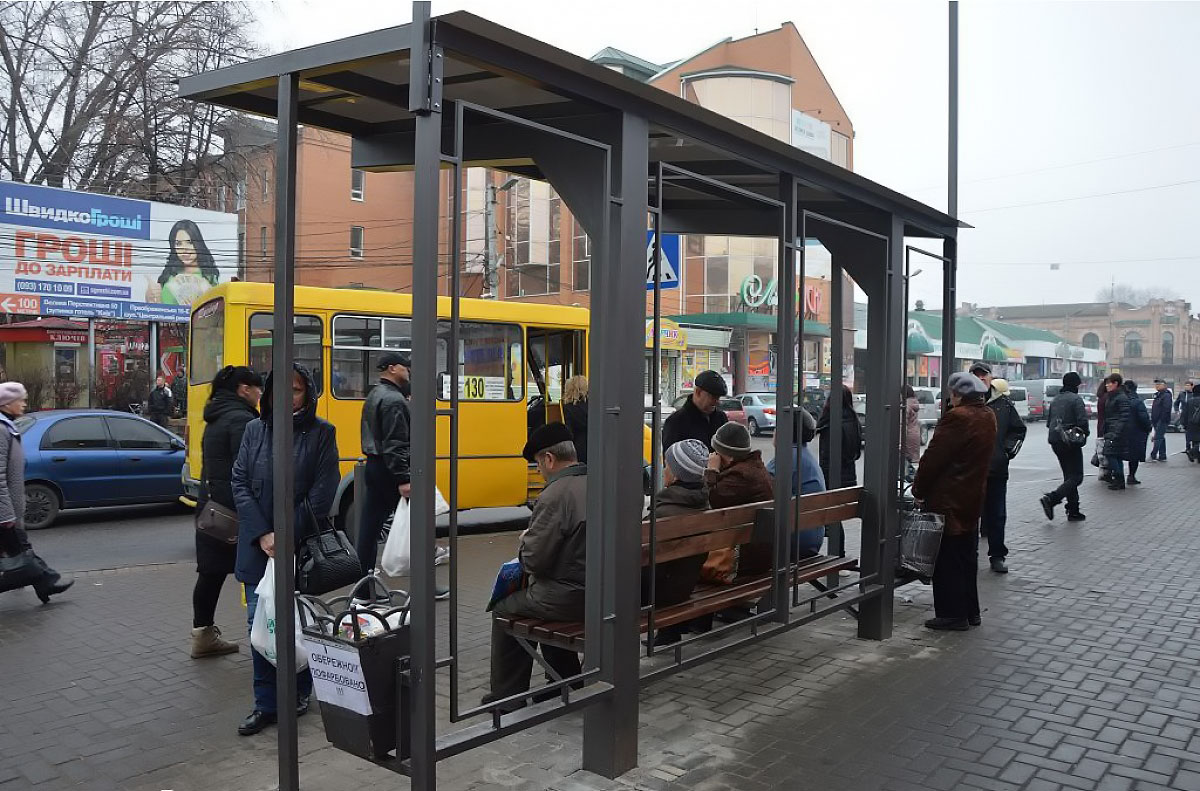 У центрі Кропивницького вандали зруйнували нову зупинку громадського транспорту