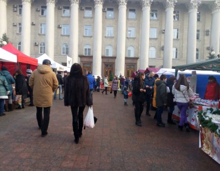 Ярмарок святковий, ціни – звичайні: перед міськрадою торгували продуктами та сувенірами. ФОТО