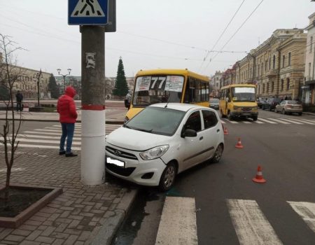 На перехресті вулиць Великої Перспективної і Чміленка зіштовхнулись автівка з маршруткою. ФОТО